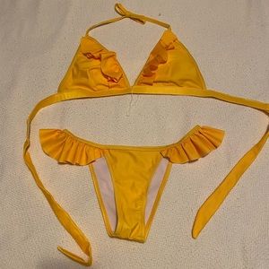 Super cute 🍋 High cut leg Ruffle Bikini